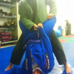 Step 4: Victor switches sleeve control to his right hand, saves his elbow and begins to make pressure downward on Raphael's right leg with his left hand.